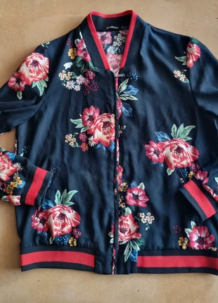 Giacca fantasia floreale primaverile, brand: Stradivarius, condizioni: Ottime, taglia: L / IT 44 / EU 40, €14.00, €15.40 include la Protezione acquisti