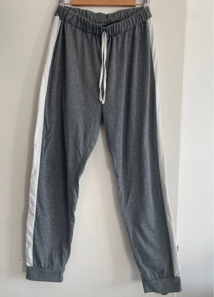 Jogging gris à bandes blanches – Taille L, style sport & détente, brand: Shein, condition: Very good, size: L / 40 / 12, €5.00, €5.95 includes Buyer Protection