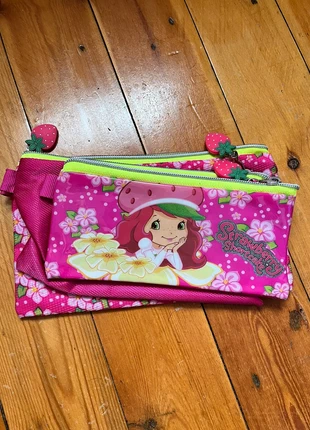 Trousse à 3 poches Strawberry, marque: Strawberry, état: Neuf sans étiquette, 4,00 €, 4,90 € Protection acheteurs incluse