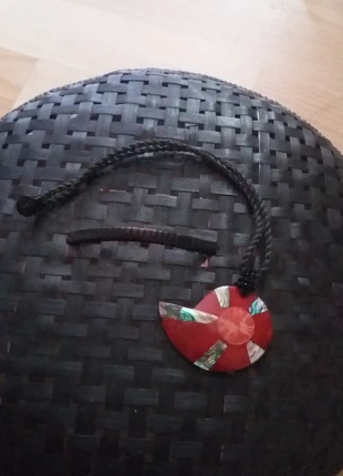 Colliers nacre et résine/lien en perles, marque: Fabrication Artisanale, état: Neuf sans étiquette, 4,00 €, 4,90 € Protection acheteurs incluse