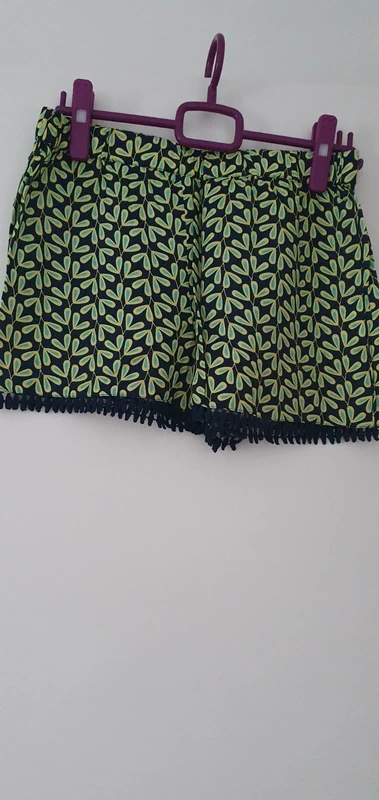 Short à motif feuille