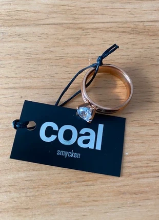 Coal Smycken rosé kleurige ring met steen, brand: Coal, condizioni: Nuovo con cartellino, taglia: 20,2 mm Ø / 25, €9.50, €10.68 include la Protezione acquisti