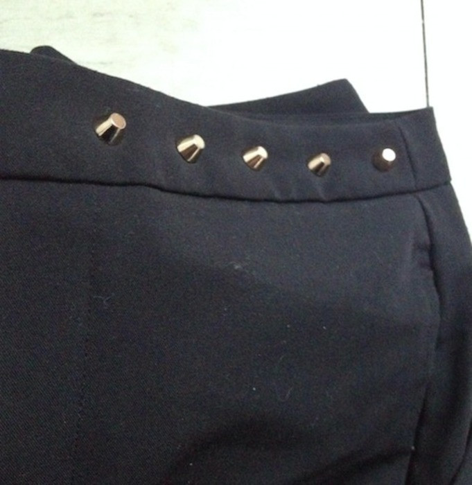 Pantalon noir avec clous au niveau de la ceinture 4