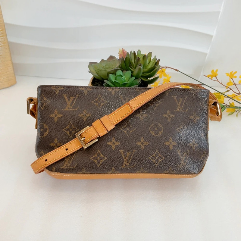 Pre owed Authentic Louis Vuitton Trotteur shoulder bag