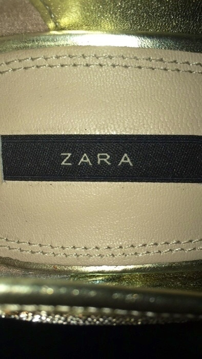 Escarpins ouvert doré Zara. 4