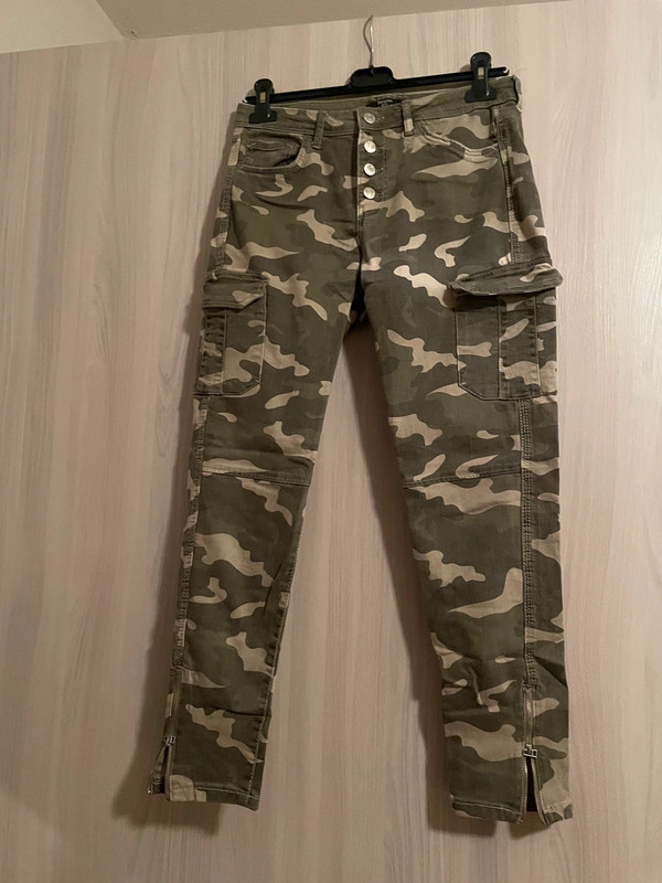 Camouflage jeans bershka discount