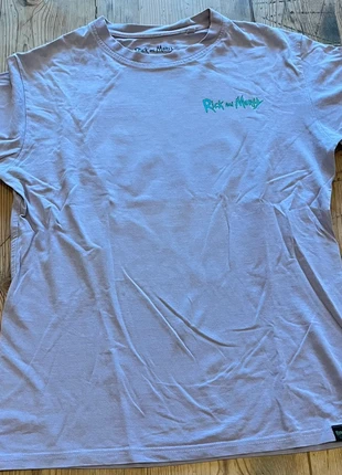 T-shirt Rick & Morty violet clair, merk: Pull & Bear, staat: Heel goed, maat: M, € 2,50, € 3,33 inclusief Kopersbescherming