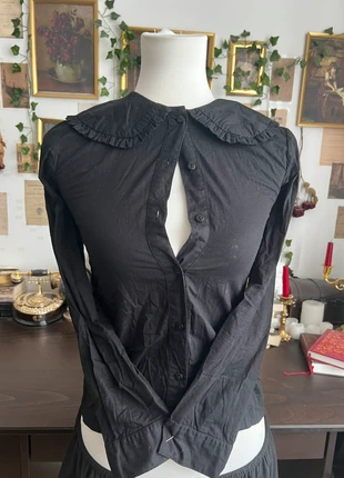 Black button-up blouse with a ruffled collar and a playful keyhole cut-out detail in front, brand: COQUETTE, condizioni: Ottime, taglia: XS / IT 38 / EU 34, €15.00, €16.45 include la Protezione acquisti