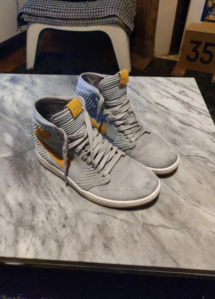 Air jordan 1 sales flyknit wolf grey