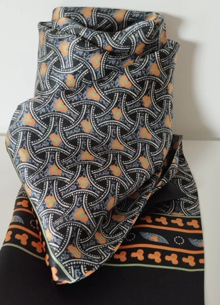 Echarpe 100% soie motif orange et gris sur fond noir, brand: Silk, condition: Very good, €15.00, €16.45 includes Buyer Protection Pro