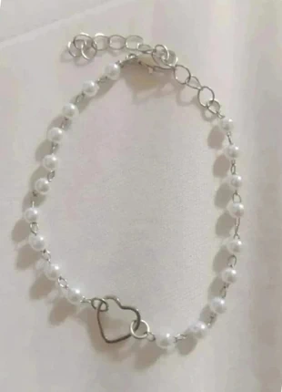 Joli bracelet fausse perle blanche avec cœur creux argenté, 20 cm, état: Très bon état, 6,00 €, 7,00 € Protection acheteurs incluse