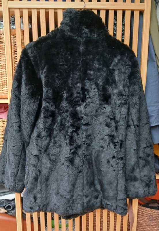 Super cosy faux fur coat Uniqlo | Vinted