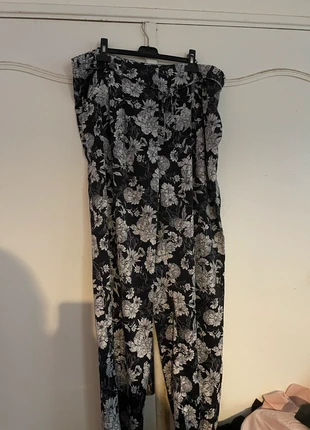 Pantalon noir fleuri, brand: H&M, condition: New without tags, size: 4XL / 48 / 20, €9.00, €10.15 includes Buyer Protection