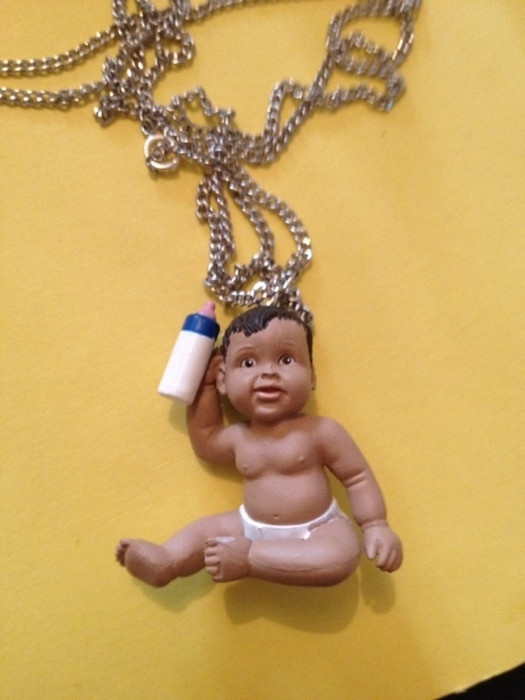 Collier bébé avec biberon