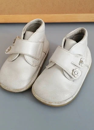 Bottines en cuir blanches taille 19, marque: Espagnole, état: Bon état, taille: 19, 3,00 €, 3,85 € Protection acheteurs (Pro) incluse