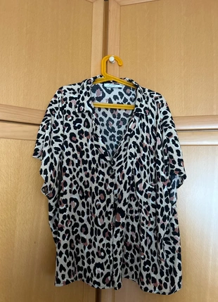 Camiseta estampada leopardo animal print, marca: Bershka, estado: Muy bueno, tamaño: M / 38 / 10, 4,00 €, 4,90 € Protección al comprador incluida