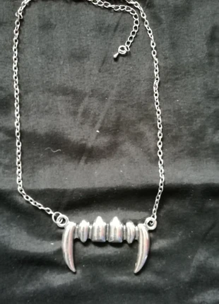 Fangs ketting , staat: Nieuw zonder prijskaartje, € 6,00, € 7,00 inclusief Kopersbescherming