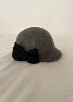 Gorrito gris con lazo para niñas, marque: H&M, état: Très bon état, taille: 2-3 ans, 51 cm, 5,00 €, 5,95 € Protection acheteurs incluse