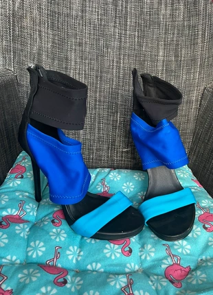 Sandales à Talons JustFab - Modèle Isela, Taille 38 - Élégance Bleu et Noir, marque: JustFab, état: Très bon état, taille: 38, 10,00 €, 11,20 € Protection acheteurs incluse