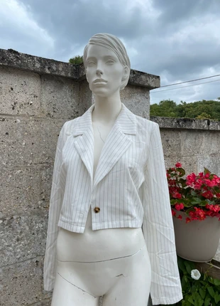 🧥 Blazer court blanc rayé Zaful – Taille L (40 EU), brand: Zaful, condizioni: Ottime, taglia: L / IT 44 / EU 40, €12.00, €13.30 include la Protezione acquisti