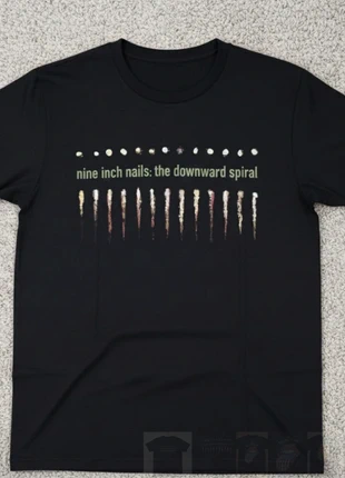 Nine Inch Nails Black Reprint T-shirt Size L, marke: Gildan, zustand: Neu, mit Etikett, größe: L, 22,00 €, 23,80 € inklusive Vinted-Käuferschutz
