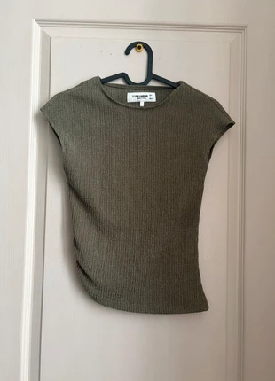 Top asymétrique kaki, brand: Stradivarius, condition: Very good, size: XS / 34 / 6, €7.00, €8.05 includes Buyer Protection