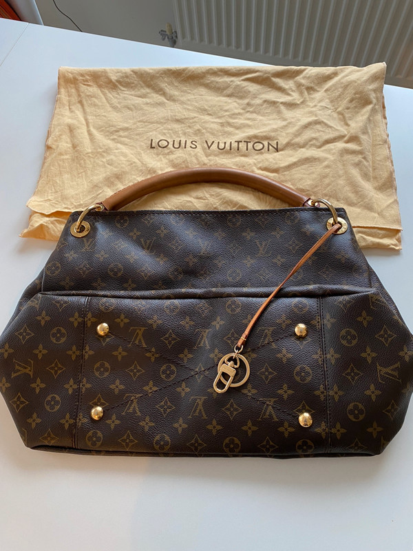 How To Spot a Fake Louis Vuitton Artsy MM