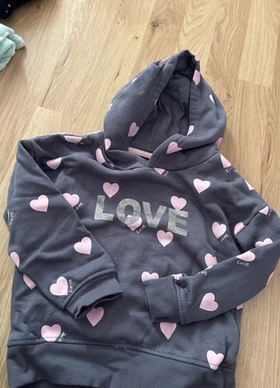 Pullover mit Glitzerschrift, marke: Primark, zustand: Sehr gut, größe: 4 Jahre / 104, 2,00 €, 2,80 € inklusive Vinted-Käuferschutz