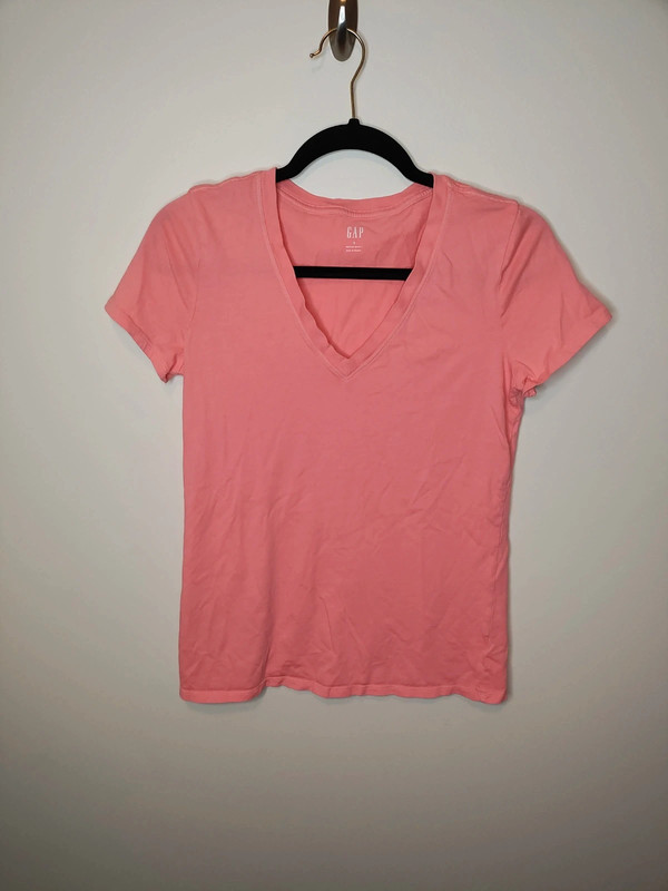 Gap neon pink vneck shirt 1