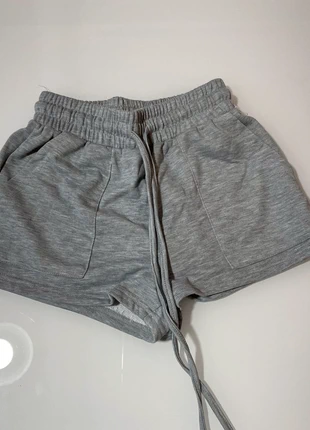 Pantaloncini di cotone grigi , marque: Shein, état: Neuf sans étiquette, taille: XXS / 32 / 4, 2,99 €, 3,84 € Protection acheteurs incluse