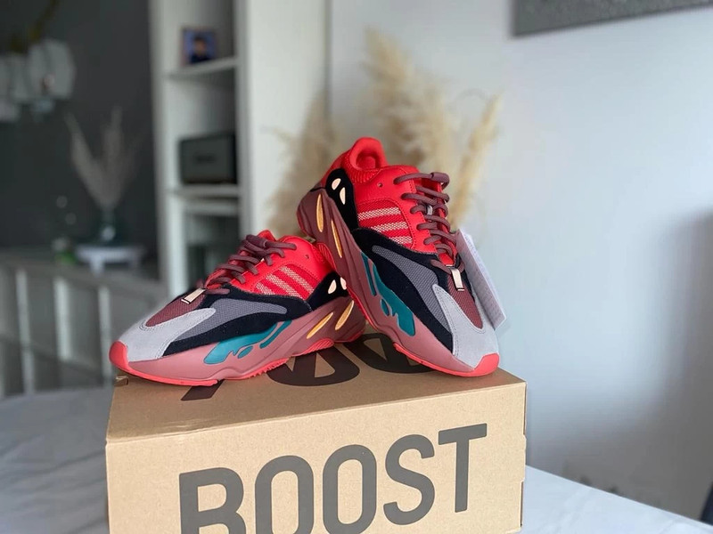 Yeezy boost 700 Red