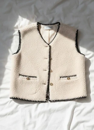 Gilet sans manches en Moumoute Écru à Bordures Noires - Taille M, marque: l’Heure Douce, état: Neuf avec étiquette, taille: M / 38 / 10, 40,00 €, 42,70 € Protection acheteurs incluse