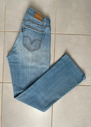 Jean Levi’s 529 femme Bootcut Curvy à pattes d’éléphant taille 34 couleur bleu délavé 82% coton, marque: Levi's, état: Très bon état, taille: XS / 34 / 6, 14,99 €, 16,44 € Protection acheteurs (Pro) incluse