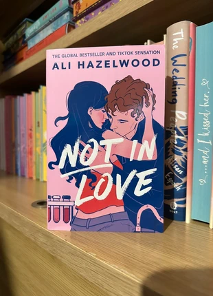 Ali Hazelwood - Not In Love, estado: Novo, €8.99, €10.14 inclui Proteção do Comprador