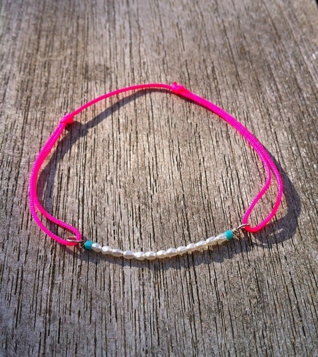 Bracelet des perles rose fluo 1