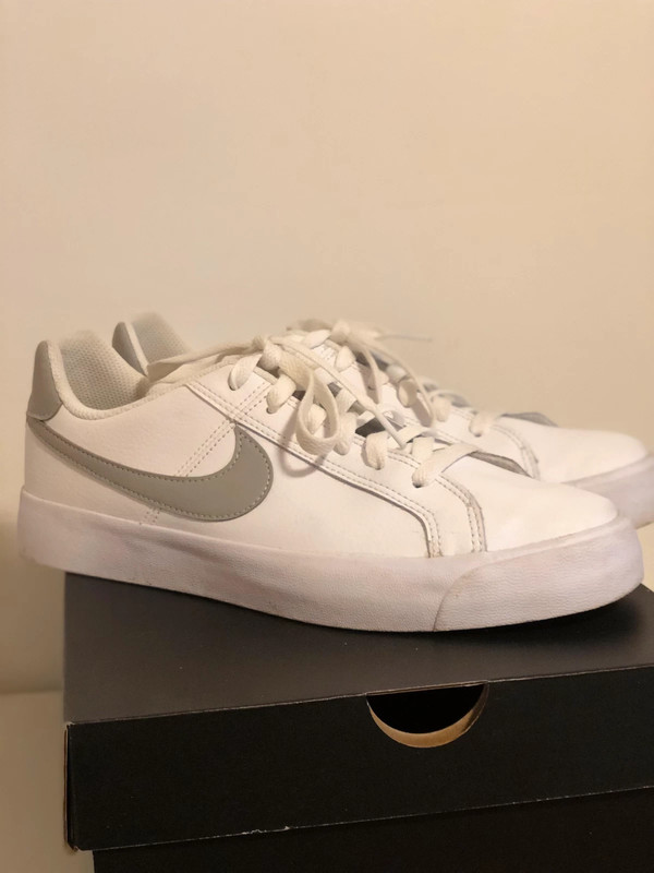 Nike grise discount et blanche