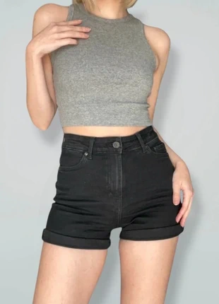 Pantaloncini di jeans neri H&M, marque: H&M, état: Très bon état, taille: XS / 34 / 6, 8,00 €, 9,10 € Protection acheteurs incluse