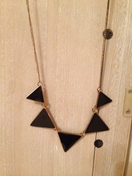 Collier tendance triangles noirs reglable 1