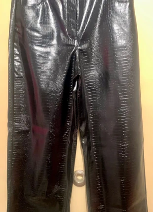 Calças pretas em polipele com padrão animalprint, marca: Lefties, estado: Novo com etiquetas, tamanho: M / 38 / 10, €15.00, €16.45 inclui Proteção do Comprador