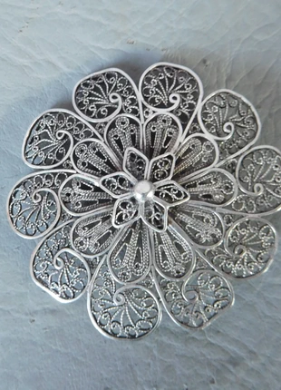 broche ancienne ronde filigrane grise argent massif fleur rosace femme jeune fille, merk: argent massif, staat: Heel goed, € 35,00, € 37,45 inclusief Kopersbescherming Pro