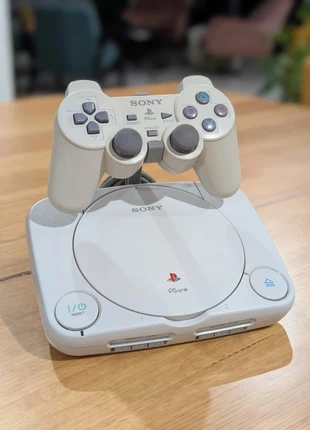 Support Stand console PS One + Manette Dualshock, marke: PlayStation, zustand: Sehr gut, 7,99 €, 9,09 € beinhaltet Vinted-Käuferschutz Pro