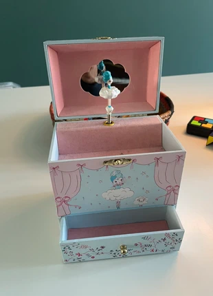 Djeco musicbox/muziekdoosje, merk: Djeco, staat: Heel goed, maat: 4 jaar / 104 cm, € 15,00, € 16,45 inclusief Kopersbescherming