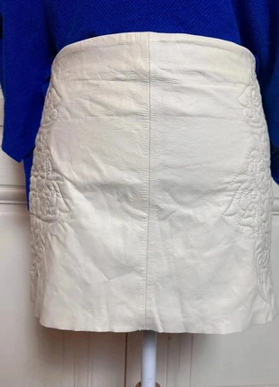 Mini jupe en cuir véritable blanc crème, brodée sur les côtés - XS 34, marque: Zara, état: Très bon état, taille: XS / 34 / 6, 14,00 €, 15,40 € Protection acheteurs incluse