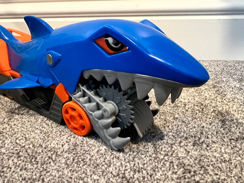 Hot Wheels / Shark Chomp Transporter / Playset / includes a Shark Bite car 5