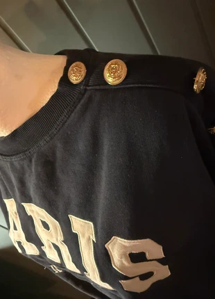 H&M Navy Blue “Paris” Sweatshirt with Gold Button Detail – Size L, brand: H&M, condizioni: Ottime, taglia: L / IT 44 / EU 40, €3.50, €4.38 include la Protezione acquisti
