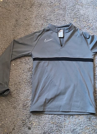 Pull Nike Gris, brand: Nike, condition: Very good, size: 15 years / 170 cm, €13.00, €14.35 includes Buyer Protection