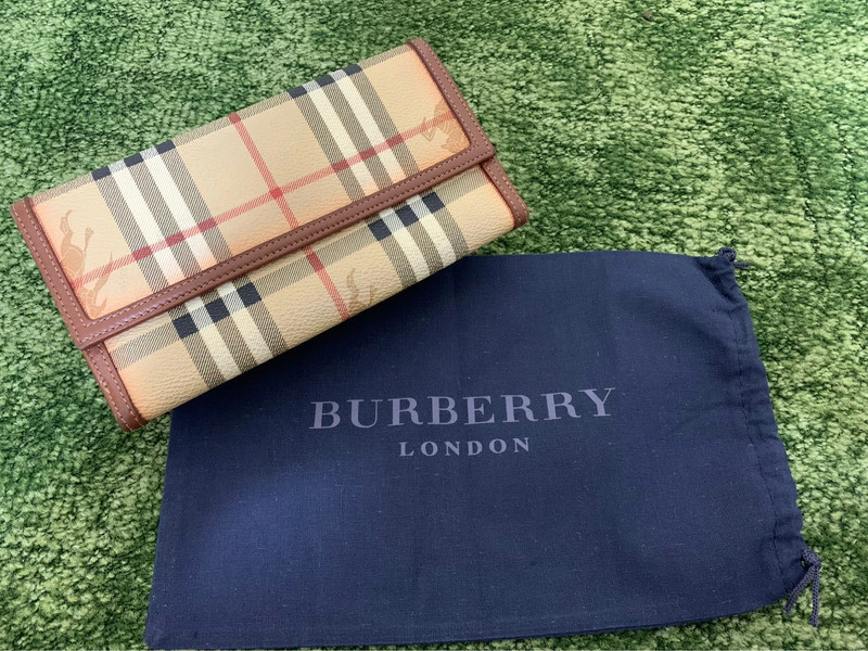 Burberry Women's Vintage House Check Haymarket Patent Leather Purse Wallet  - Vinted