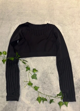 Black Ribbed Long-Sleeve Sports Crop Top, brand: Shein, condizioni: Ottime, taglia: M / IT 42 / EU 38, €3.00, €3.85 include la Protezione acquisti