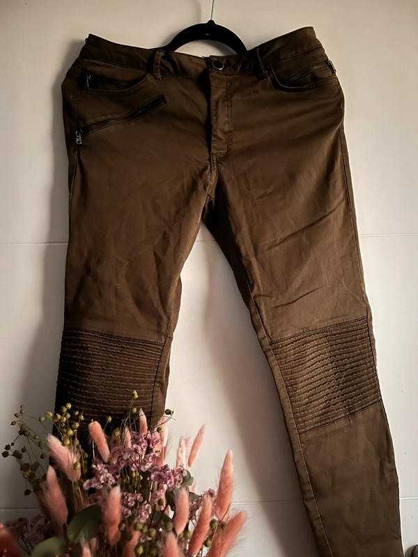 Pantalon kaki avec plissures aux genoux 1