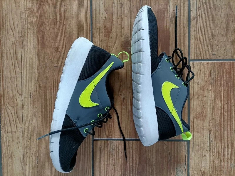 Basket Nike taille 38 noir jaune shoes Nike Roshe run 5.5Y - Vinted
